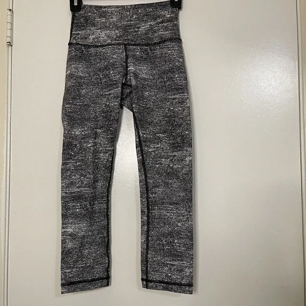 LULULEMON cropped black white workout yoga leggings size 4